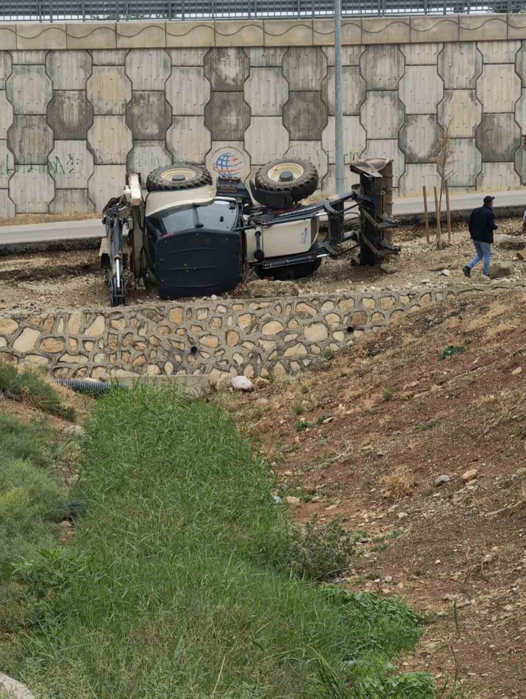 batmanda-is-makinesi-yol-kenarina-devrildi-surucusu-hastaneye-kaldirildi-ZYqphBPx